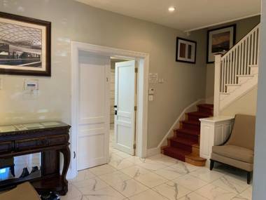 Large DUPLEX Apt 2Bdrm 1Den-Metro