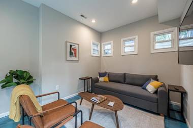 MODERN - Lux 1 BR 2 Bed Condo - Prime Location