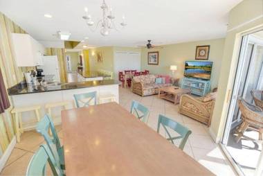 Stunning 8 BR New Updates Walk to Beach Bars Main Street