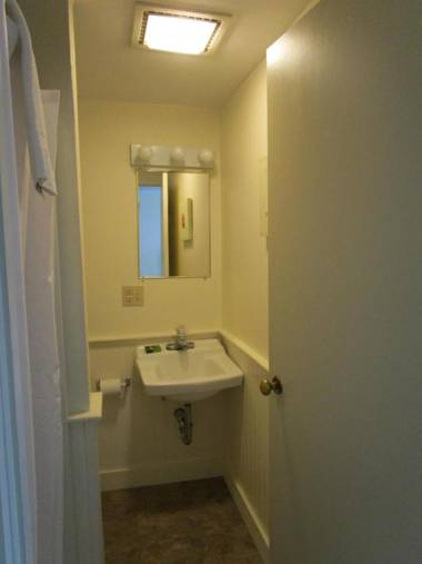 Shea's Riverside Inn & Motel