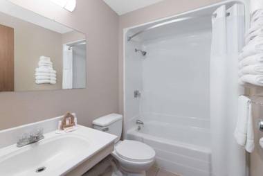 Super 8 by Wyndham Bowman