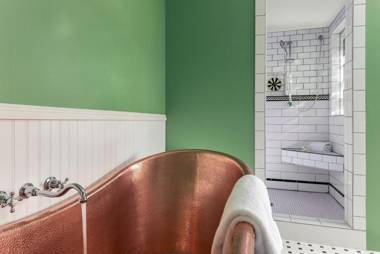 Yale Manor B&B & Yurt Glamping