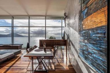 Stunning 2 BDR Modern Glass House in Port Orford OR