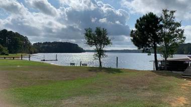 Motel roomWifiSandy BeachBoat RampPier and MarinaBath House with Laundromat