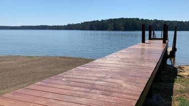 Motel roomWifiSandy BeachBoat RampPier and MarinaBath House with Laundromat