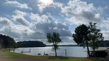 Motel roomWifiSandy BeachBoat RampPier and MarinaBath House with Laundromat