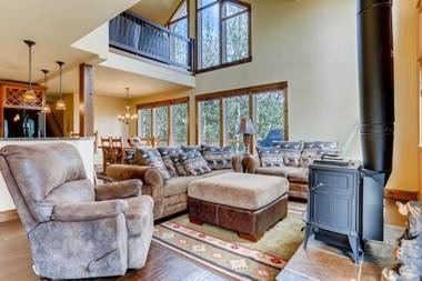 Immaculate Mountain Home Surrounded by Pine Trees with Hot Tub - Claim Jumper Getaway