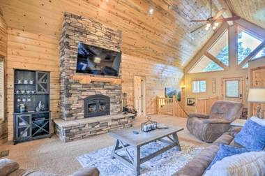 All-Encompassing Cabin with Fire Pit and Kayaks!