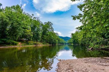 Hot Tub River&Kayak WiFi & Fire Pit at Cabin!