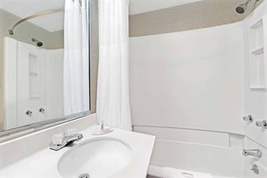 Super 8 by Wyndham Kenmore/Buffalo/Niagara Falls Area