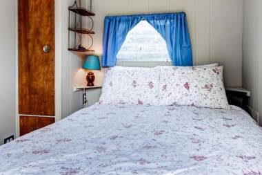 Kamp Koby - Lake Front camp on Lake Hortonia