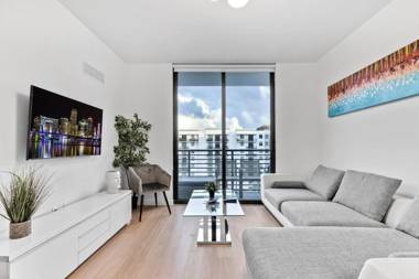 Modern & Stylish Resort Condo 10min to MiamiBeach