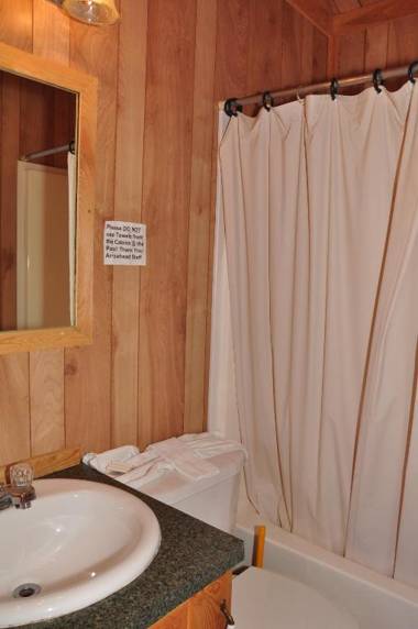 Arrowhead Camping Resort Deluxe Cabin 14