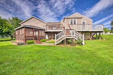 Vibrant Cottage with Private Hot Tub Fire Pit!