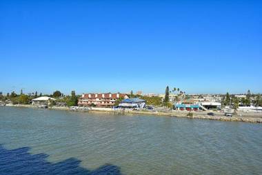 Land's End 405 building 4 Remodeled top floor amazing view!