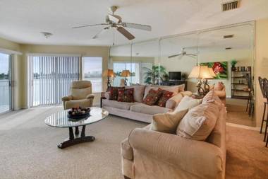Amadeus 9 -Direct Waterfront Views from the Top Floor!