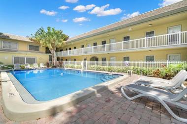 Waves 18 2 Bedroom Pool View Heated Pool BBQ WiFi Sleeps 6