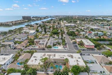 Waves 18 2 Bedroom Pool View Heated Pool BBQ WiFi Sleeps 6