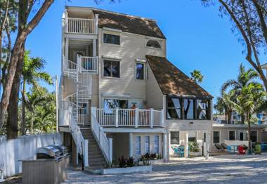 Beach Hugger 1 - Newly remodeled charming beach front a hidden gem!