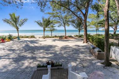 Beach Hugger 1 - Newly remodeled charming beach front a hidden gem!
