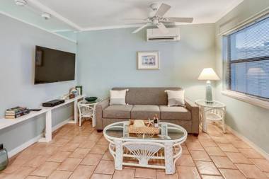 Beach Hugger 1 - Newly remodeled charming beach front a hidden gem!