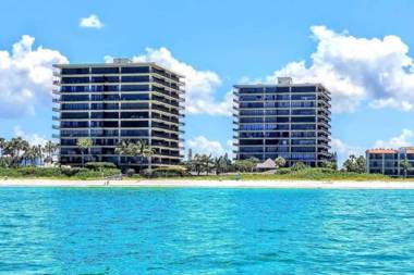 Sunset Beach oasis: Modern beach style on the sand