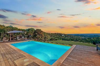Hot Tub Heated Infinity Pool Perfect Hill Country Estate on 10 Acres