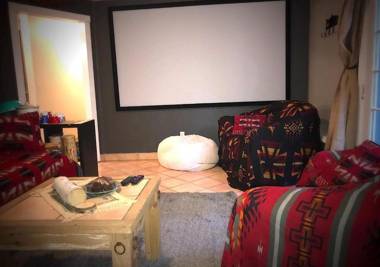 Cozy Home Theatre slps 6