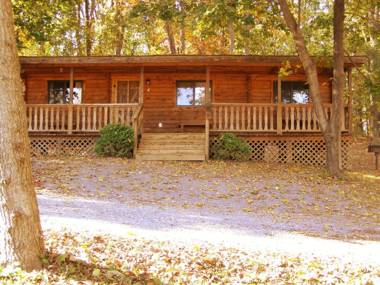 Robin Hill Camping Resort Two-Bedroom Cottage 6