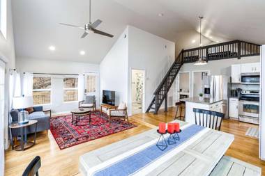 Huge Deck Private Lake&Beach WiFi at Loft Cabin!