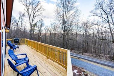 Huge Deck Private Lake&Beach WiFi at Loft Cabin!