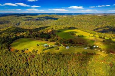 Lodge at OZK Ranch- Incredible mountaintop cabin with hot tub and views