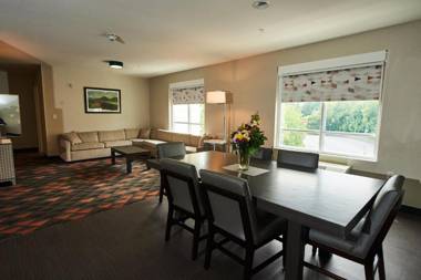 Holiday Inn & Suites Philadelphia W - Drexel Hill an IHG Hotel