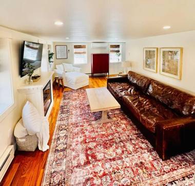 Cozy Cottage with Hot Tub! Family Friendly