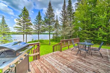 Secluded Woodsy Watersmeet Cabin with Fire Pit!