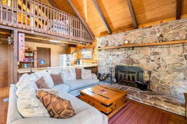 Huge Deck Fire Pit & Fireplace at Chalet Cabin!