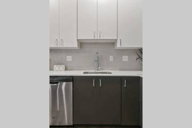 Luxury apartment with gym steps from commuter rail #4011