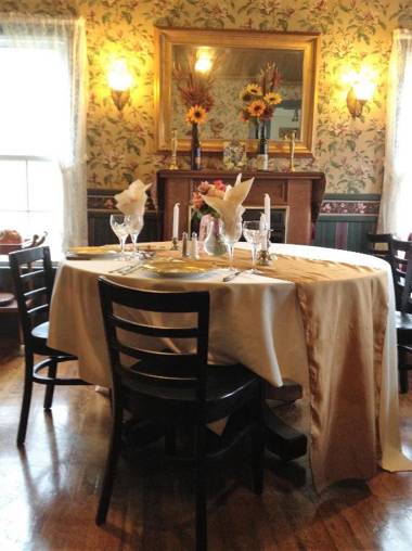 Glass Magnolia Bed & Breakfast