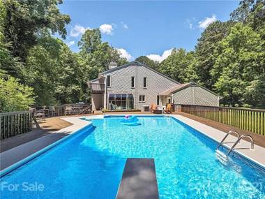 Secluded oasis in Asheville! GAME room MOVIE theater HOT tub - 20 min to Biltmore!