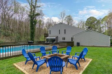 Secluded oasis in Asheville! GAME room MOVIE theater HOT tub - 20 min to Biltmore!