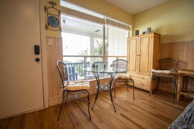 515 Sunsuite - Studio