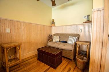 515 Sunsuite - Studio