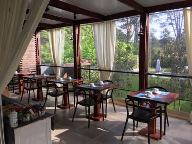 Undarius Hotel (exclusively gay men)