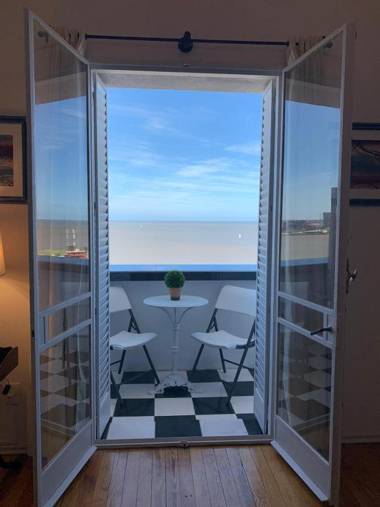 Frente a la Playa Pocitos - A nuevo!