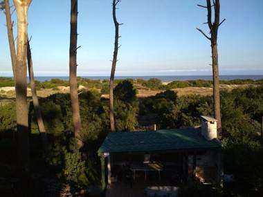 Cabaña en la playa. ventanales y terraza al mar