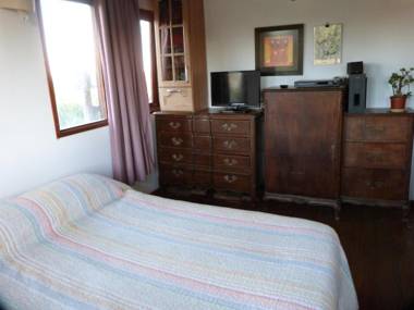 Cabaña en la playa. ventanales y terraza al mar