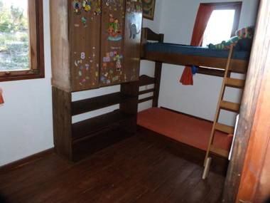 Cabaña en la playa. ventanales y terraza al mar