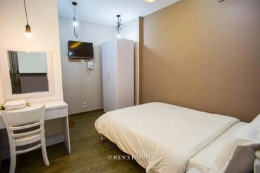 Ken's Backpackers Hotel