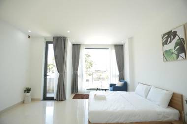 Ben Villa-3' walk to My Khe Beach.