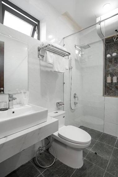 Dragon View Riverfront Hotel